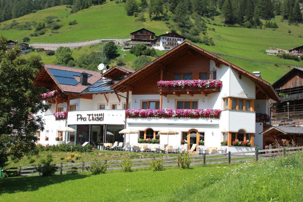 Hotel Pra Tlusel Selva di Val Gardena Exteriör bild